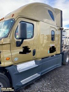 2015 Freighliner Cascadia Well-Maintained Hi-Rise Sleeper Cab Semi Truck.