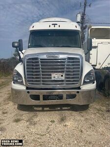 Well Maintained - 2016 Freightliner Cascadia Sleeper Cab Semi Truck.