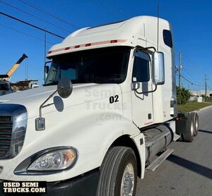 2007 Freightliner Columbia Conventional Sleeper Cab Semi Truck.