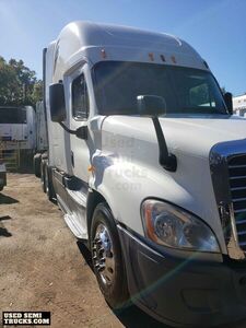 2013 Freightliner Cascadia Double Bunk Sleeper Cab Semi Truck.