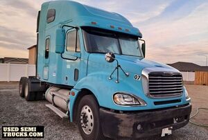 Preowned 2007 Freightliner Columbia Sleeper Cab Semi Truck.